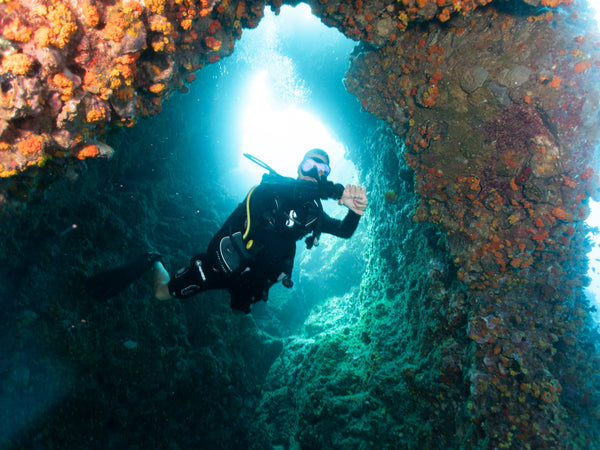 Buceador con flotabilidad perfecta en la chimenea- Sitio de buceo Sail Rock