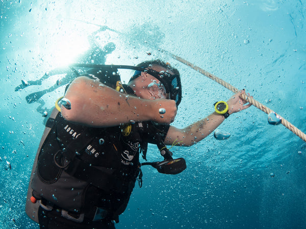 Scuba Diver equalizzando le sue orecchie