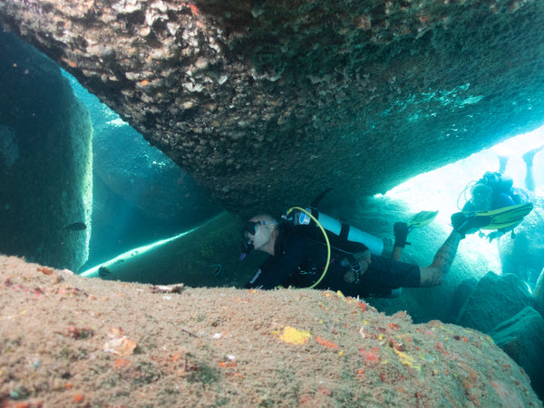 subacqueo della caverna nel sito di immersione di Laem Thien