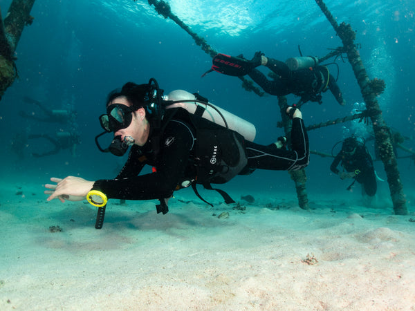 นักเรียนเชี่ยวชาญการลอยตัวระหว่างเรียน PADI Advanced Open Water หลักสูตรนักดำน้ำ