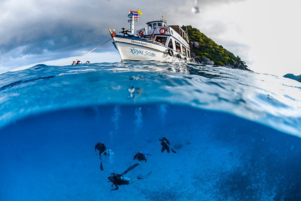 Tauchboot mit Unterwassertauchern