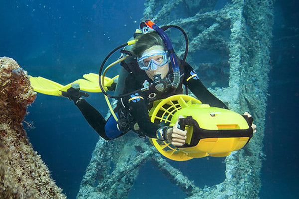 plongeur utilisant un véhicule de propulsion de plongée