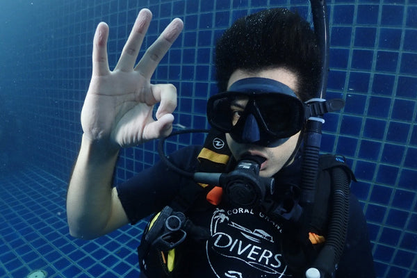 plongeur apprenant en piscine