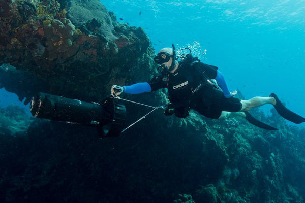 plongeur explorant avec un véhicule à propulsion de plongée