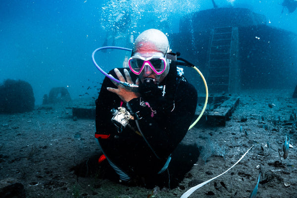 Taucher in einem Wrack in Koh Tao