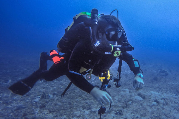 Unterwassertaucher mit Kreislauftauchgeräten