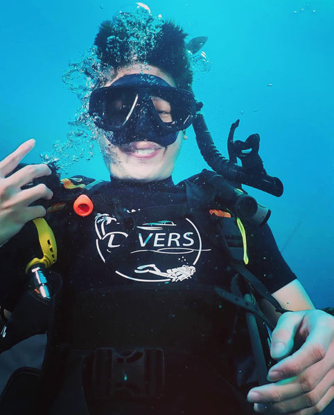 Happy-diver-in-coral-grand-divers-dive-center-เกาะเต่า