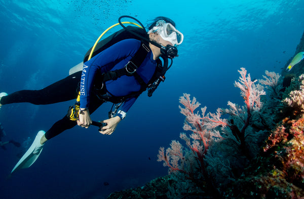 diver-in-koh-tao-with-excellent-buoyancy