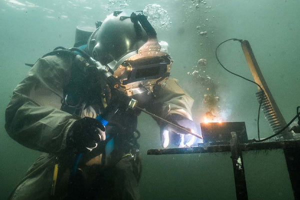 diver doing underwater welding
