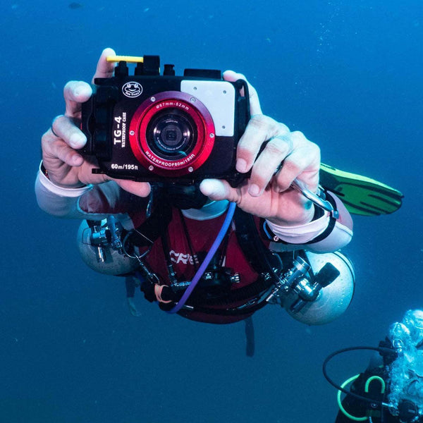 Jean-Michel-Diver-instructor-coral-manda-divers-with-olimpus-camera-underwater-fotografia