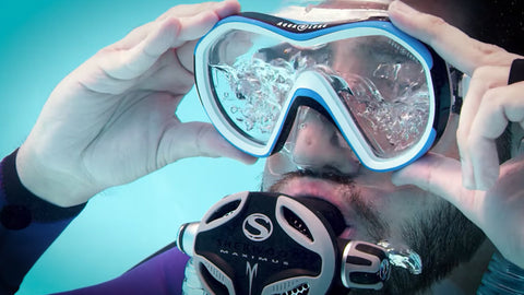 cours-de-plongée-en-eau-ouverte-corail-grands-divers-pratique-nettoyage-de-l'eau-hors-du-masque