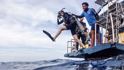 cours-de-plongeur-en-eau-ouverte-corail-grands-divers-entrer-dans-l'eau