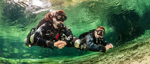 sidemount-divers-two-tanks