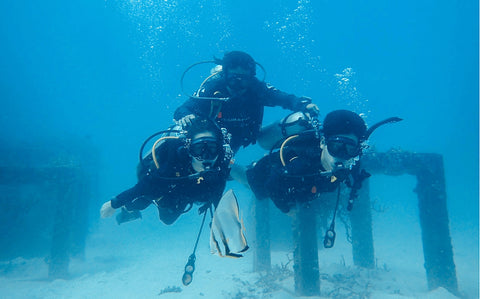 Diving instructor guiding divers during a discovery scuba diving experience