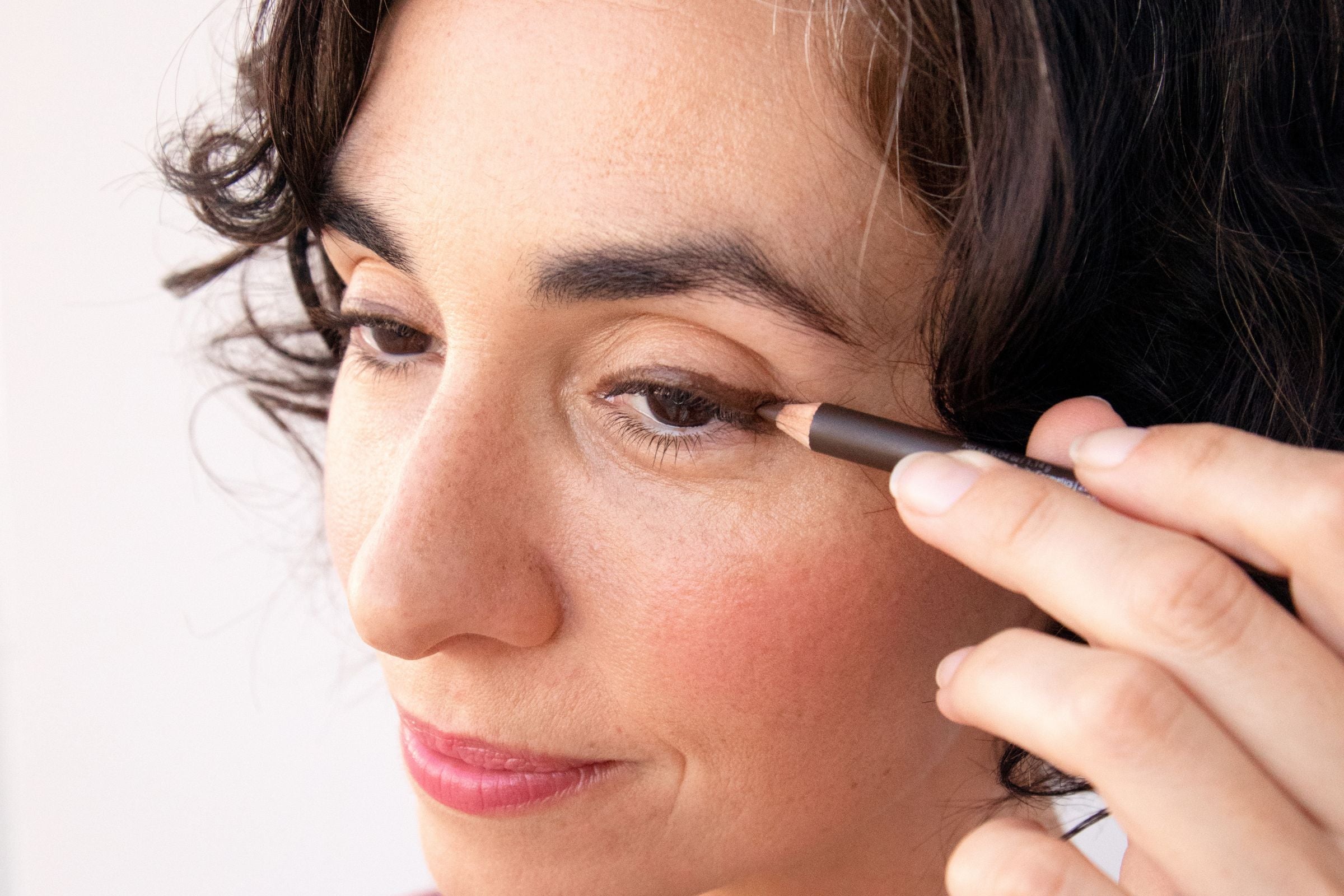 Effortless Definition: Mastering the Art of Natural Eyeliner – 100