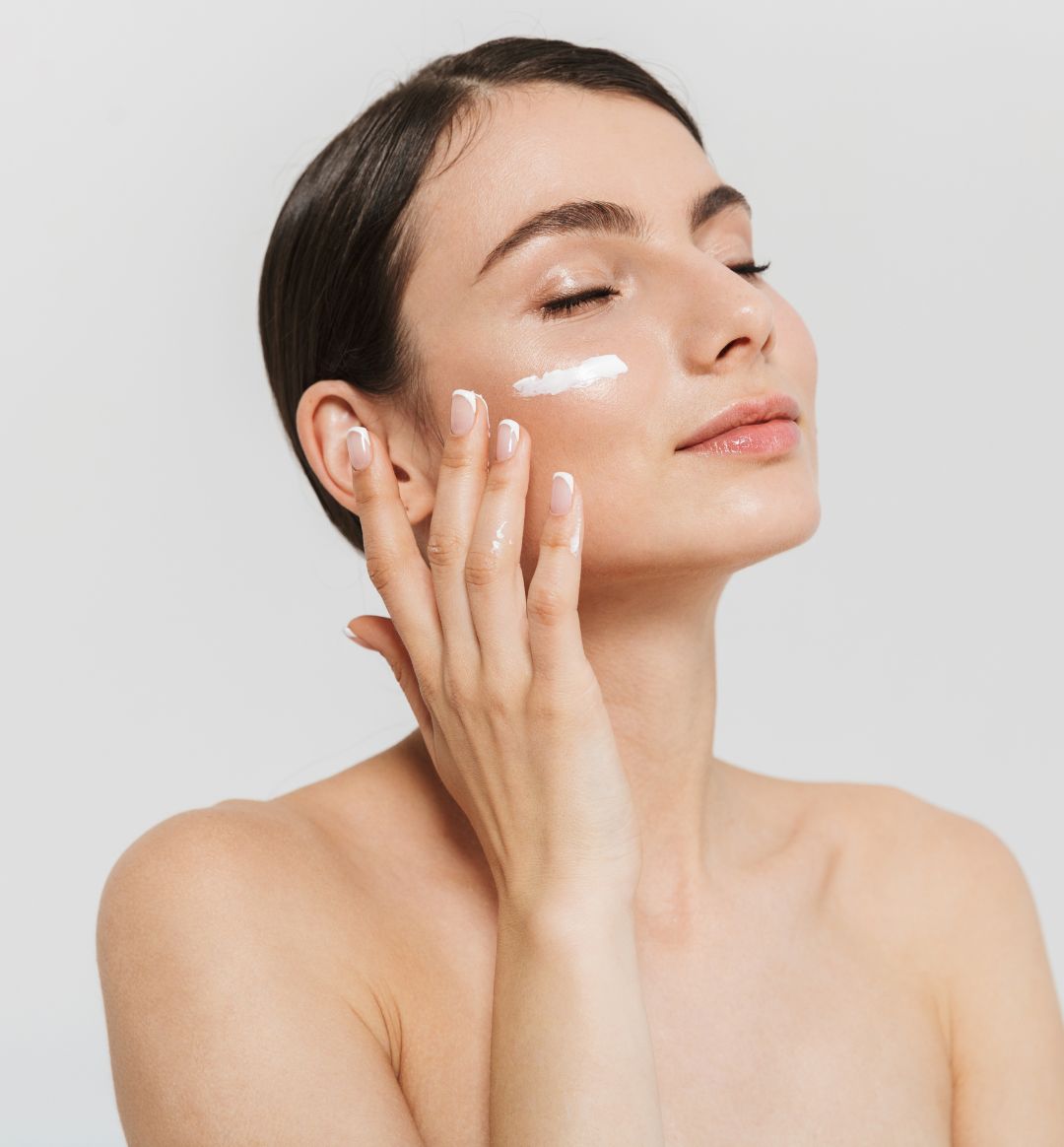 Woman_applying_skincare