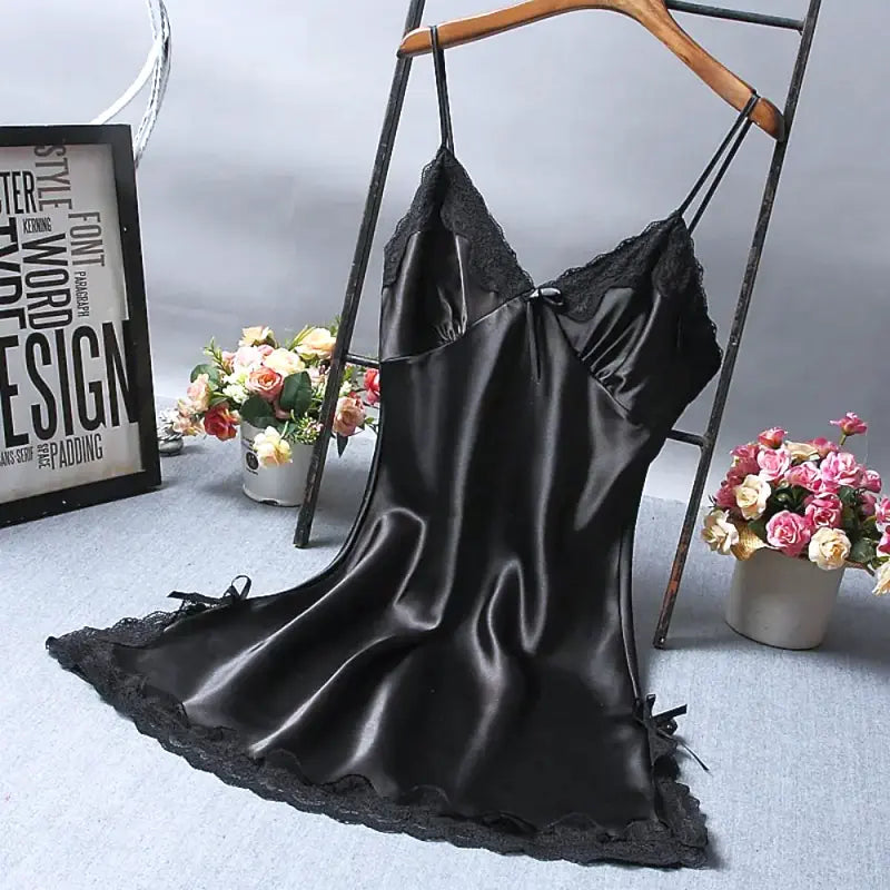 Lingerie sexy ed elegante per una notte romantica, camicia da notte raffinata.