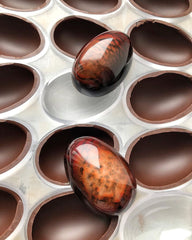Airbrush-Ei aus Bonbon-Schokolade