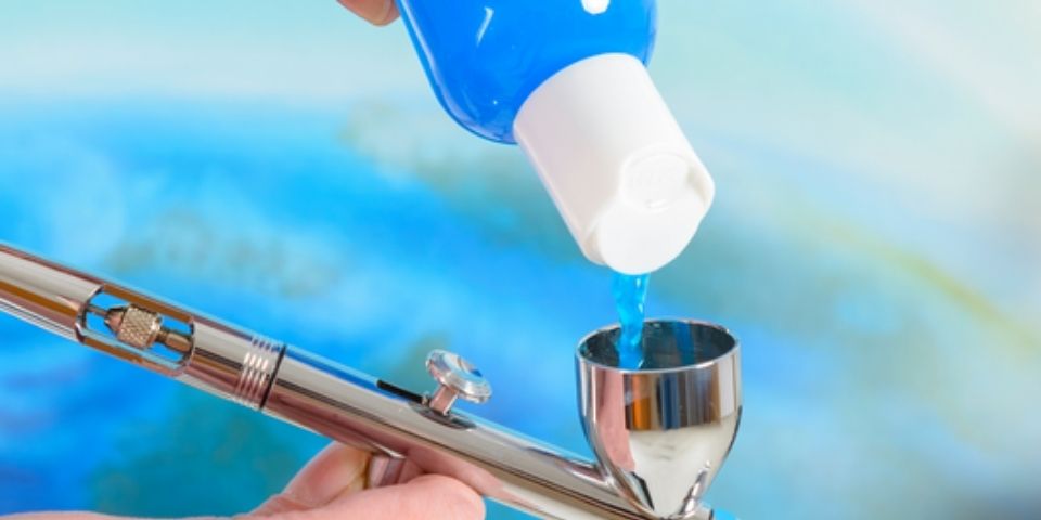 Blauer Farbstoff im Airbrush-Becher