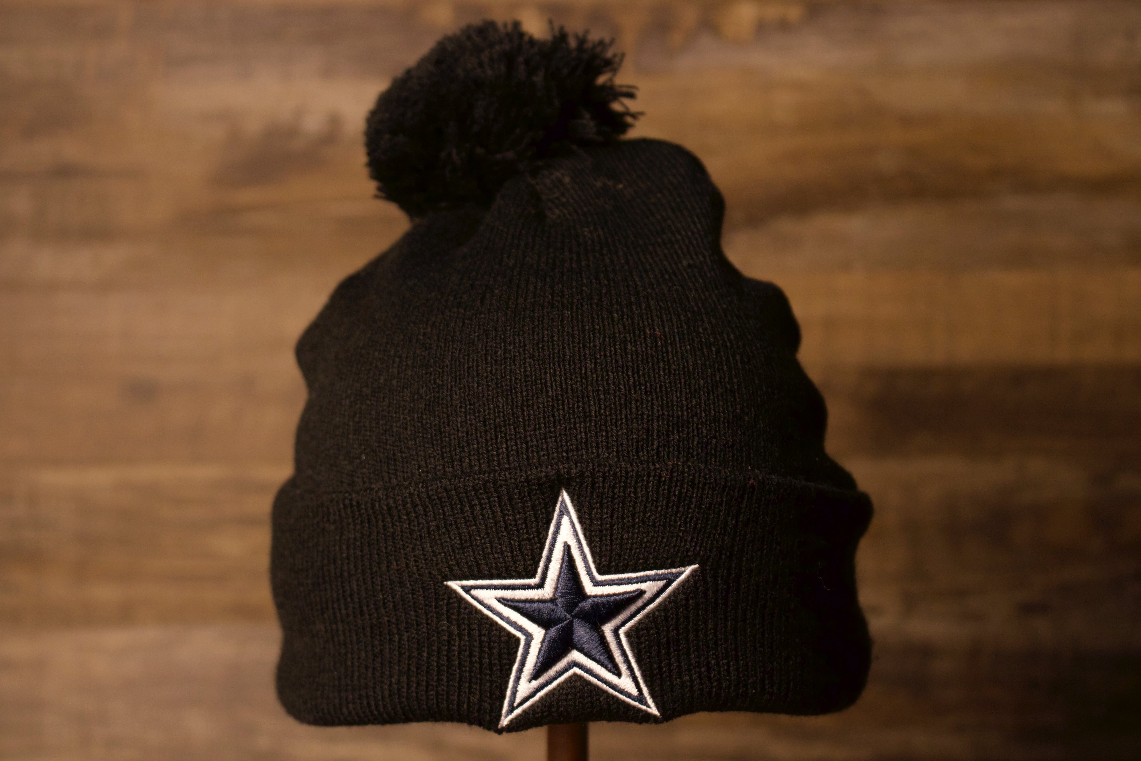 Official New Era Dallas Cowboys On-Field Sideline Cuff Beanie Hat Juniors  B2460_B78