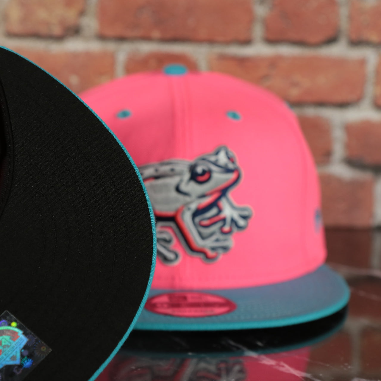 black under visor on the Lehigh Valley Ironpigs Coqui Copa De La Diversion 2023 Two-Tone Black Bottom 9Fifty Snapback Hat | Pink/Blue 950