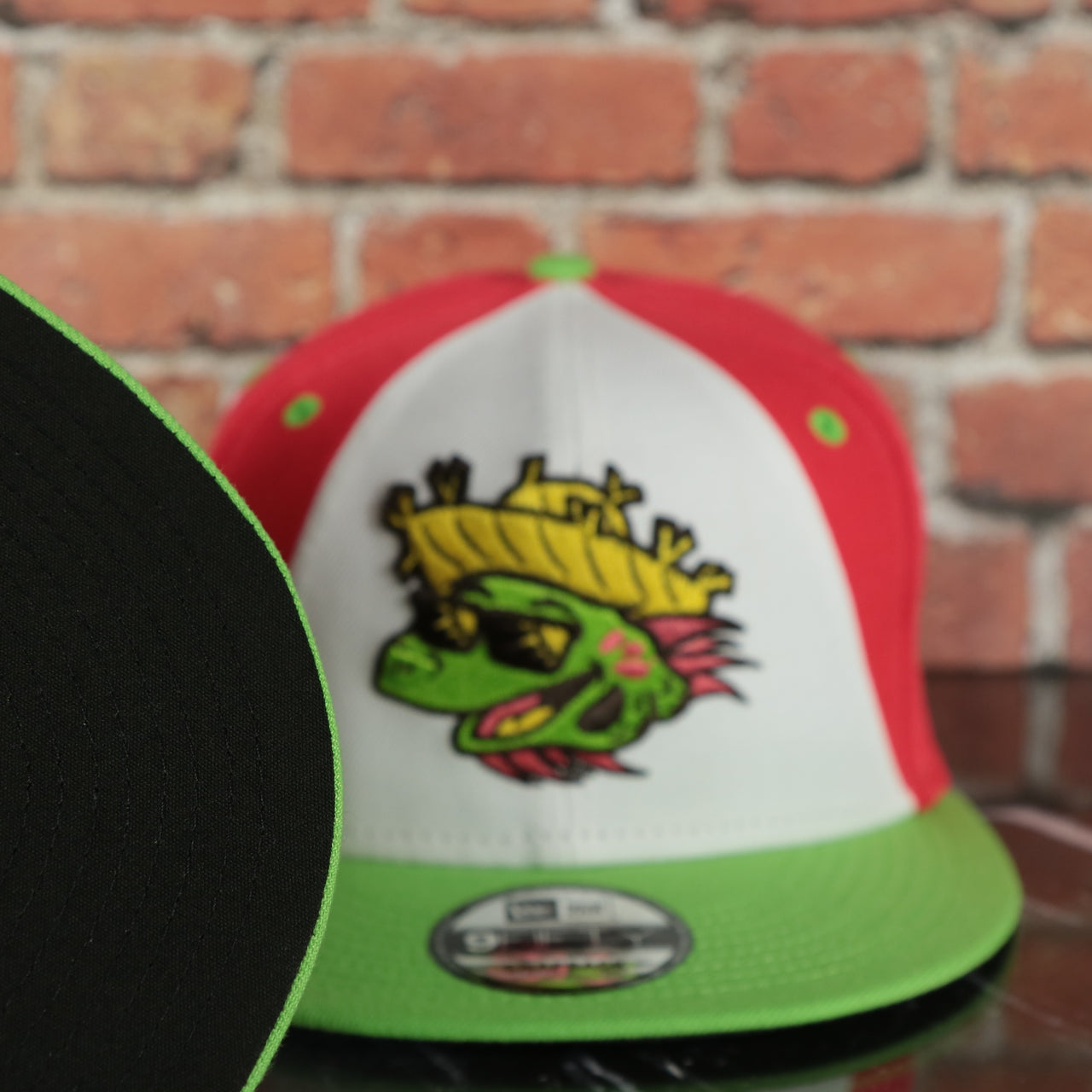 black under visor on the Harrisburg Senators Iguana Copa De La Diversion 2023 Tri-Tone Black Bottom 9Fifty Snapback Hat | Red/White/Green 950