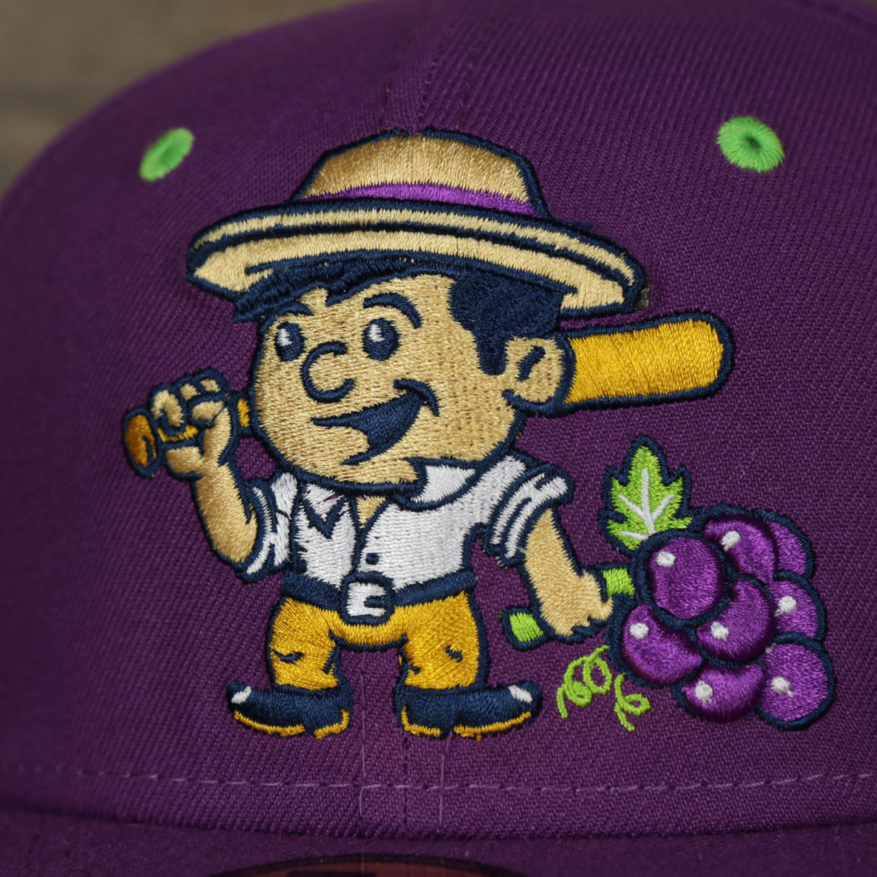 logo on the Tri-City Dust Devils 2022 Vineros de Tri-City Copa de la Diversion On-Field Black Bottom 5950 Fitted Cap | Purple