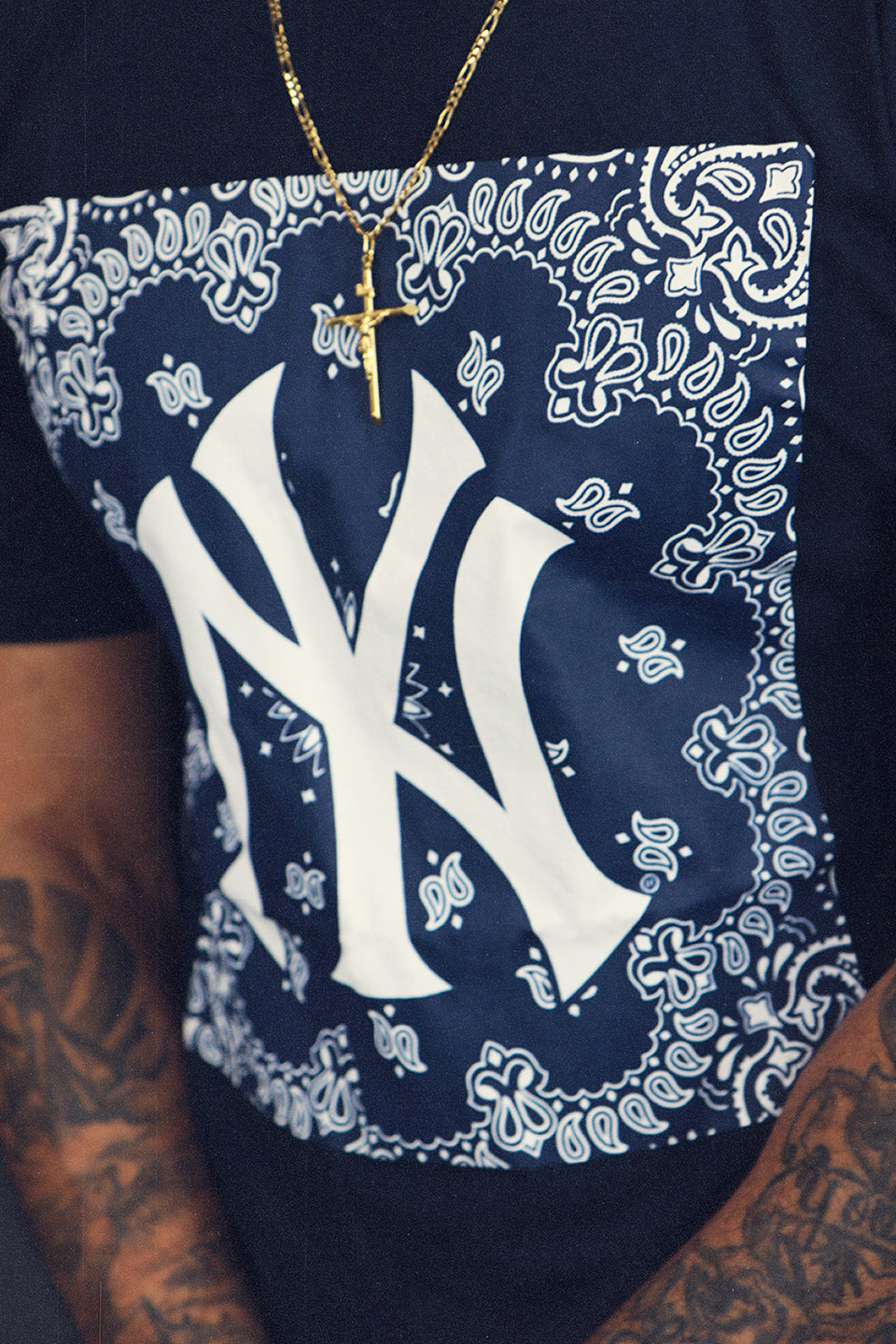 NEW ERA | NEW YORK YANKEES | PAISLEY BANDANA PRINT | T-SHIRT | NAVY |