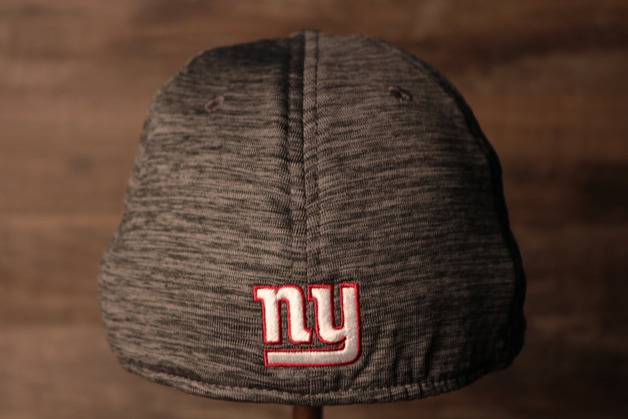 the back of this cap has the giants logo Giants 2020 Training Camp Flexfit | New York Giants 2020 On-Field Grey Training Camp Stretch Fit