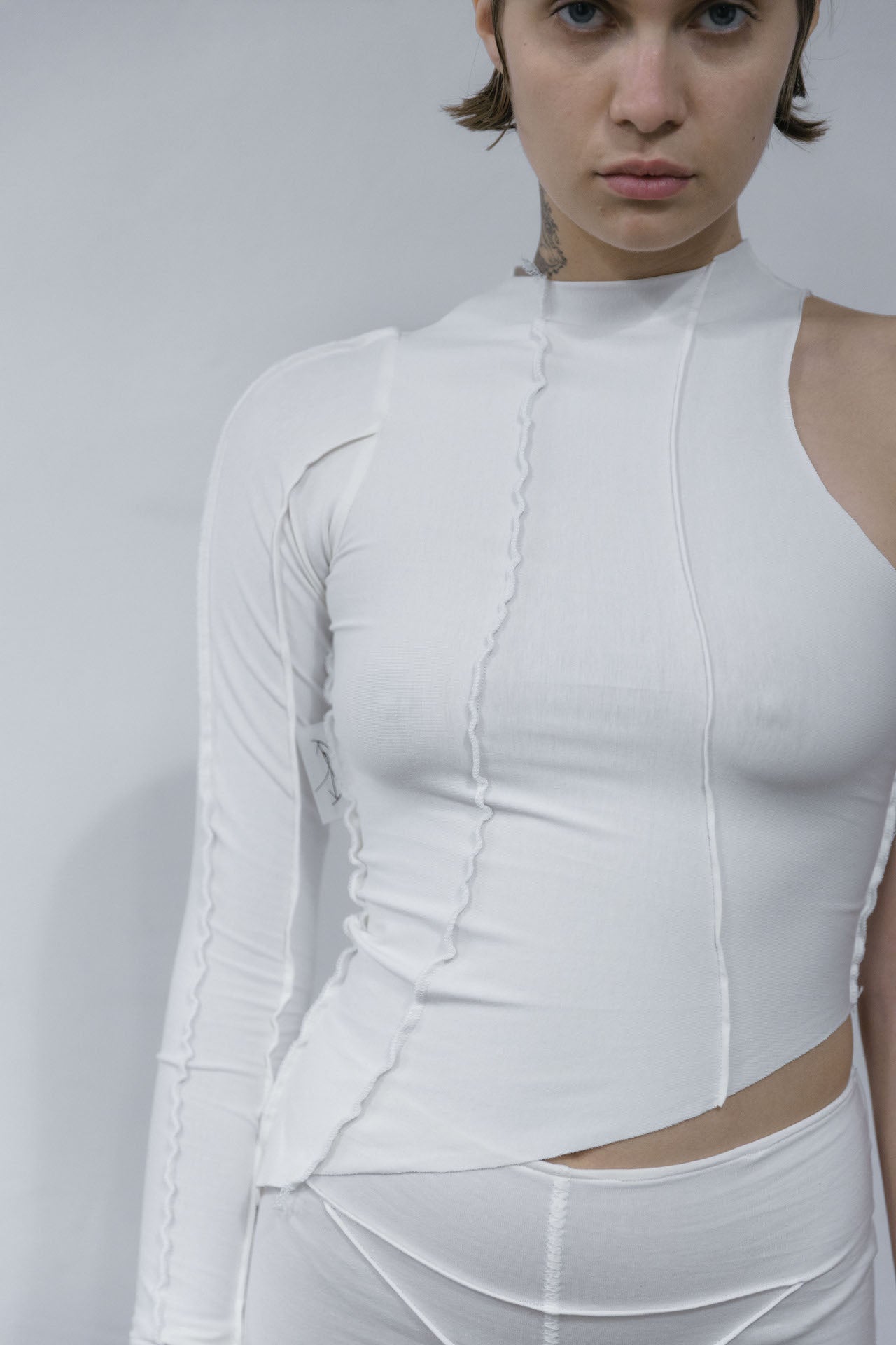 Billede af OFF WHITE ONE SLEEVE ASYMMETRIC OPEN SEAM TOP - XS/S