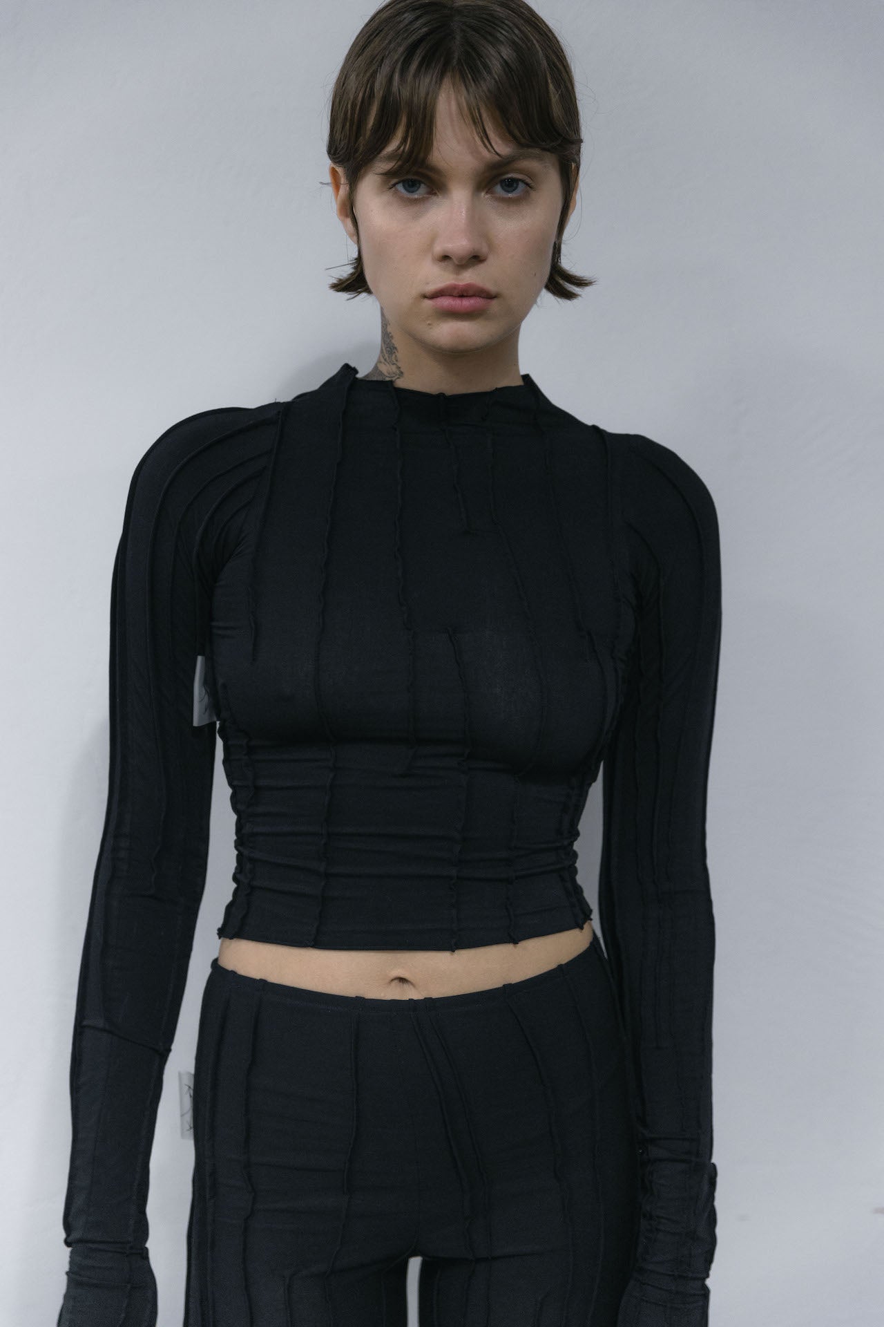 Se ASYMMETRIC FULL SUTURE LONGSLEEVE TOP - XS/S / BLACK hos Studio Stars