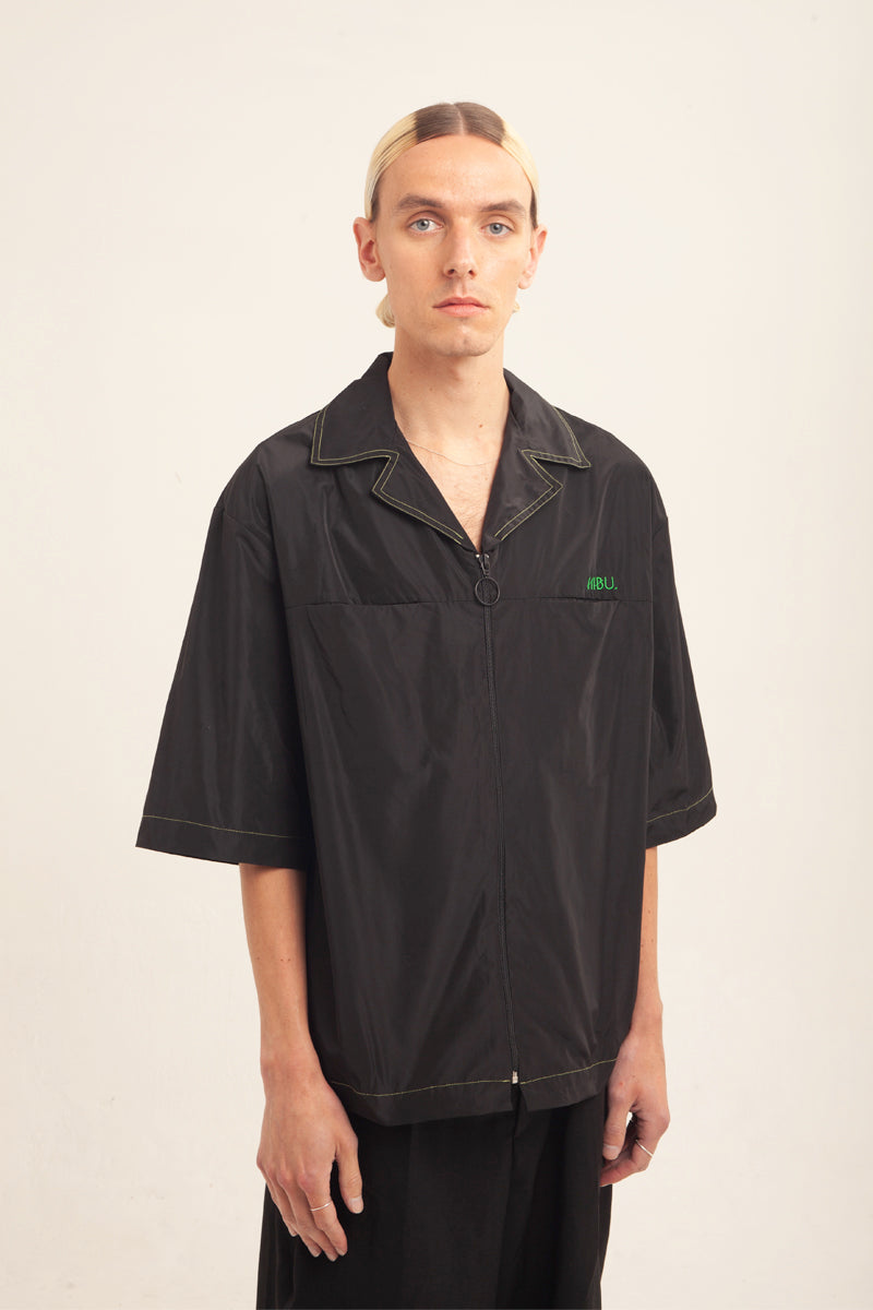 Se UNISEX NYLON BLACK SHIRT - Large hos Studio Stars