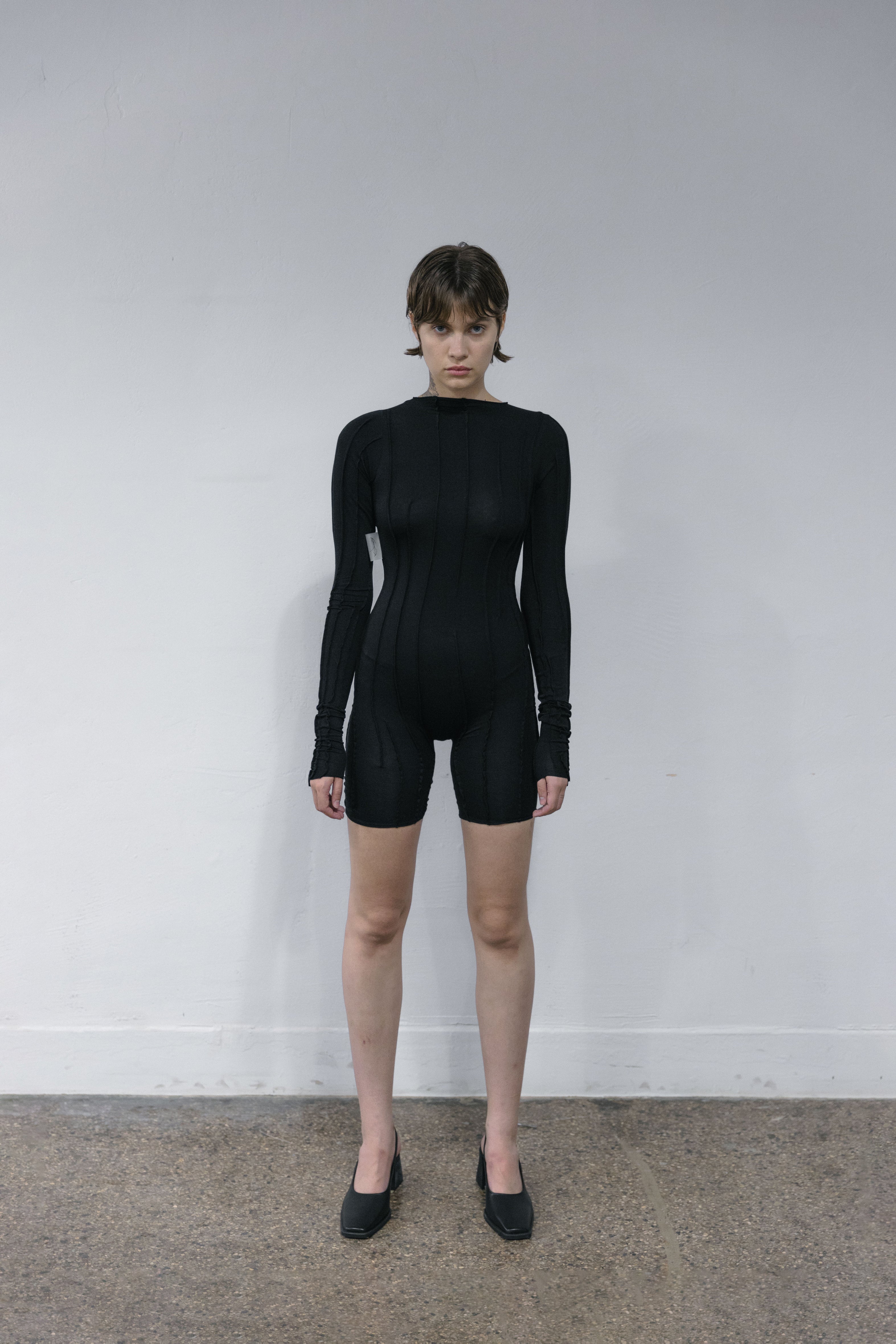 Se BLACK ASYMMETRIC SHORT BODYSUIT - S/M fits a M-XL hos Studio Stars