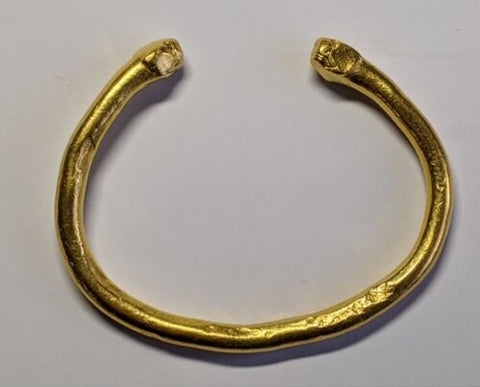 Jack's gold bracelet ca 2700 y