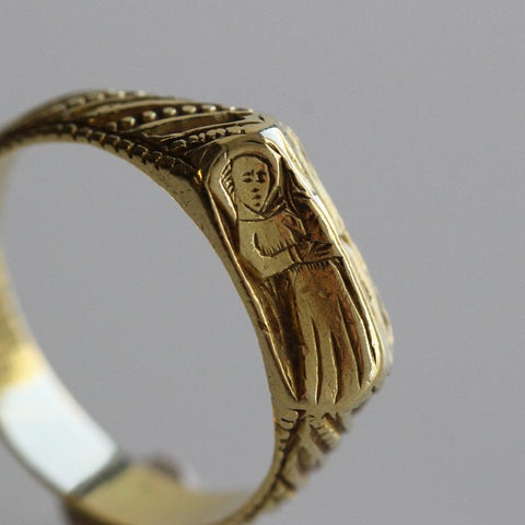 Side view of iconographic ring - Juraster