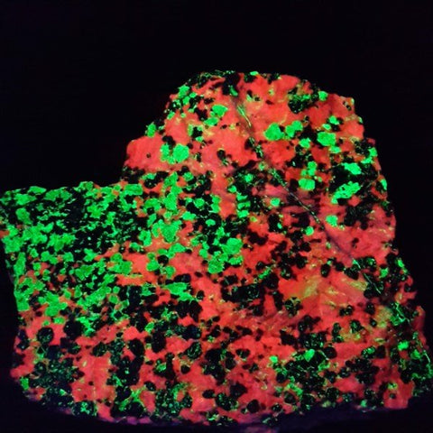 UV shortwave & longwave fluorescence in willemite rock - green, black and red