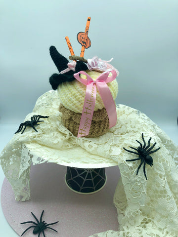 Gâteau décoratif halloween sorcière au crochet
