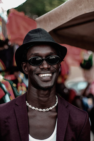 homme sénégalais à chapeau