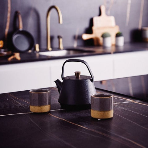 Wie reinigt man das Innere einer gusseisernen Teekanne?