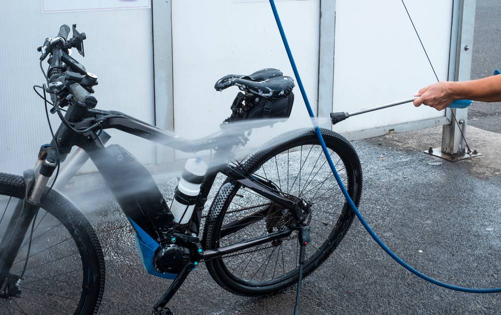 Faire du vélo électrique sous la pluie : quelques conseils-1