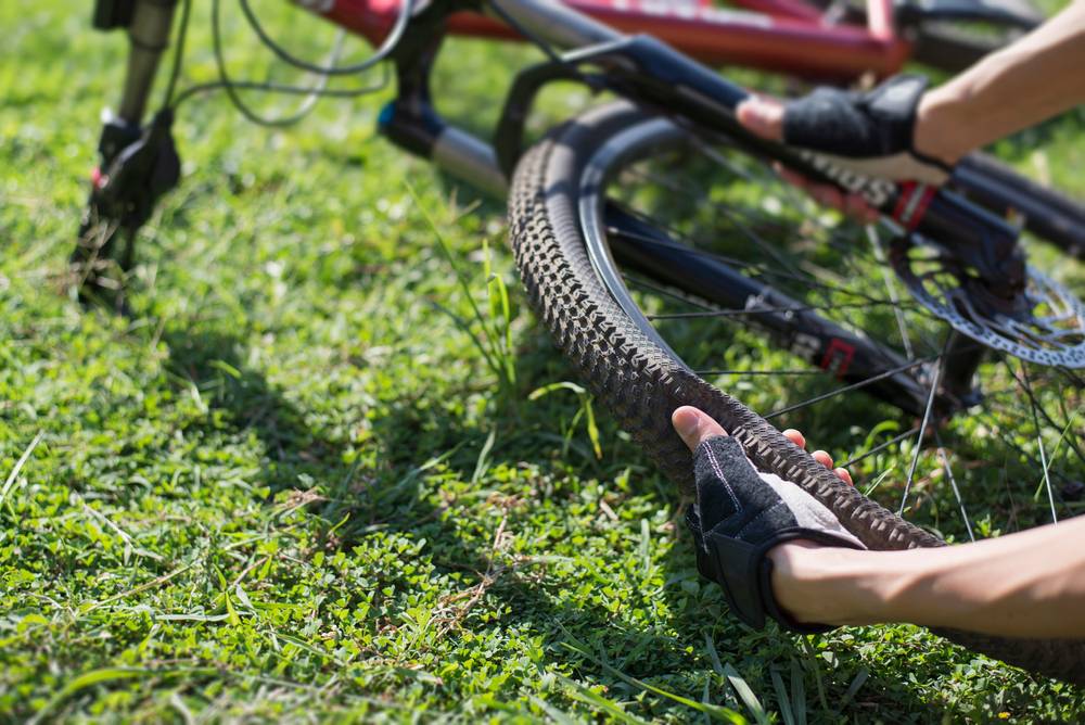 Vérifier la pression des pneus d’un vélo électrique-2