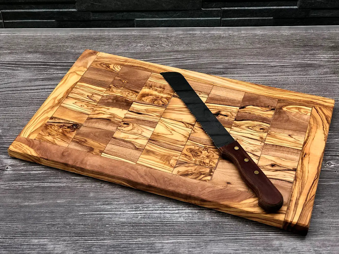 https://cdn.shopify.com/s/files/1/0649/3516/6196/products/OliveCuttingBoard1_3200x.webp?v=1666984231