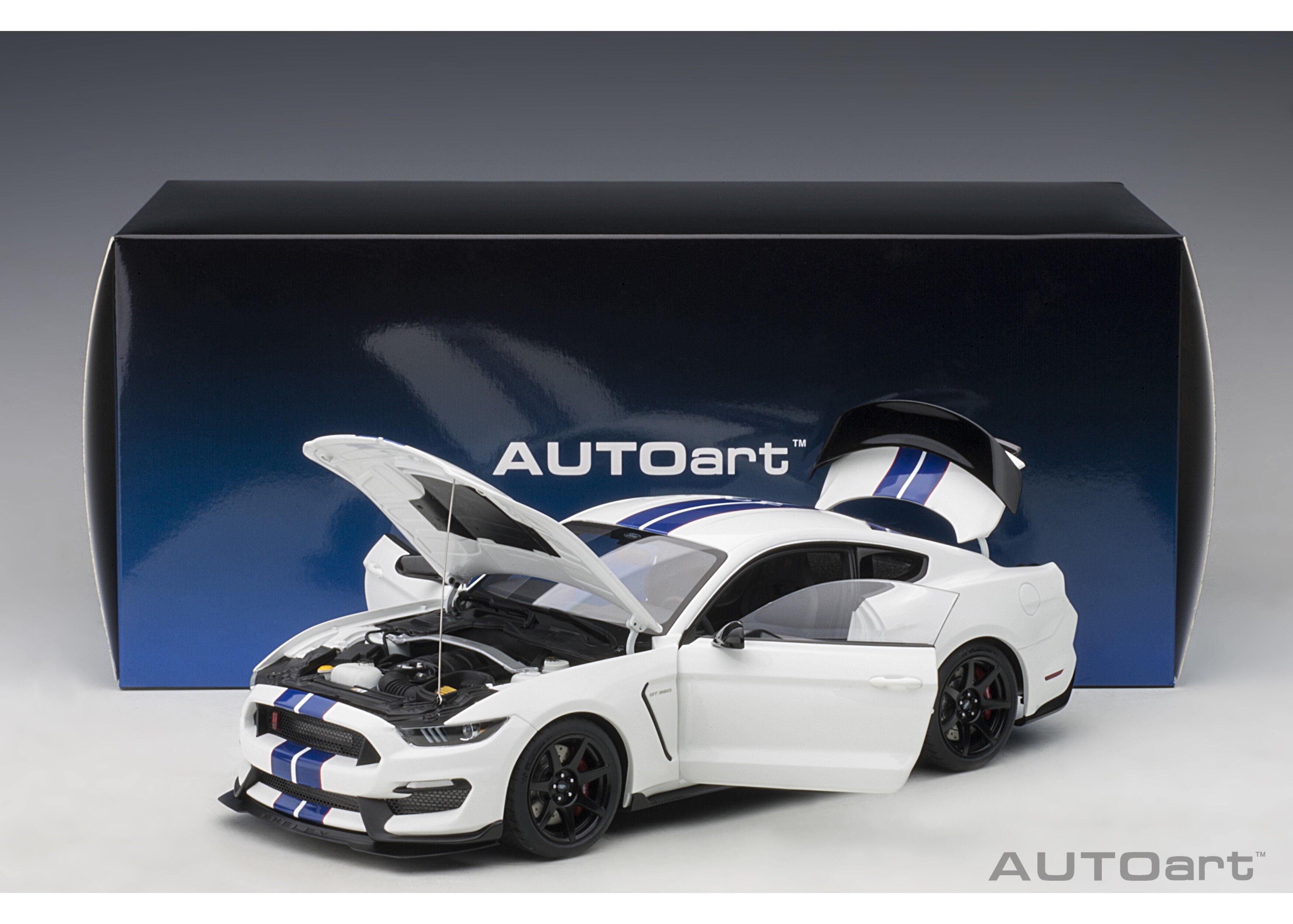 72931 AUTOart 1:18 Ford Shelby GT350R white / blue stripes – Boost