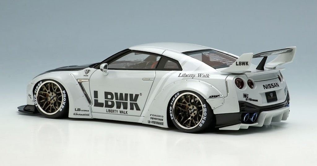 LB015B MakeUp EIDOLON 1:43 Nissan LB WORKS R35 GT-R Type 1.5 LB Shilhouette  Wing Metallic White/Black Stripe