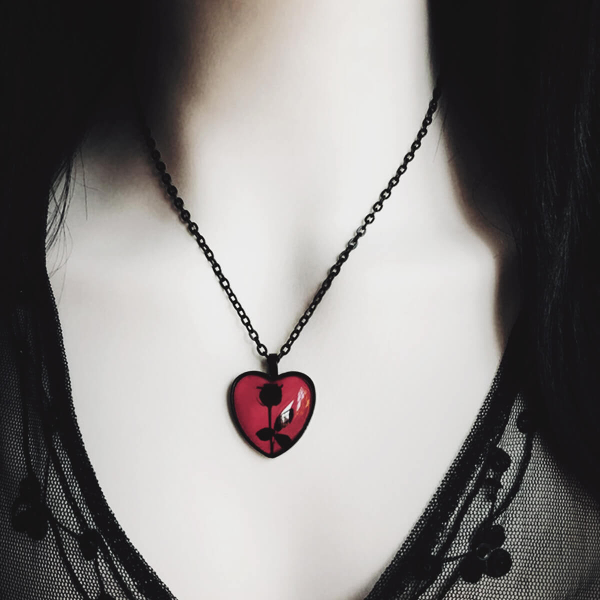 Draculas_Heart_closeup_woman_L