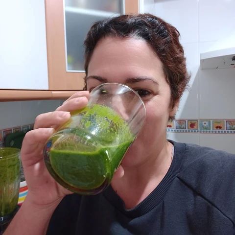 Clienta bebiendo batido verde