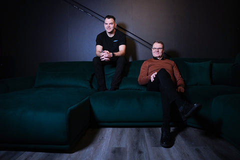 Juha Rahko & Asko Rahko i en grön soffa på Möbelhuset