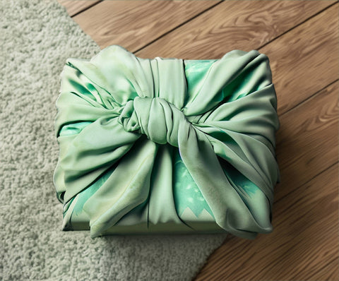 Un cadeau enveloppé dans du Furoshiki vert