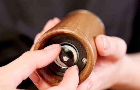 Salt pepper grinder with carbon steel and ceramic mechanism