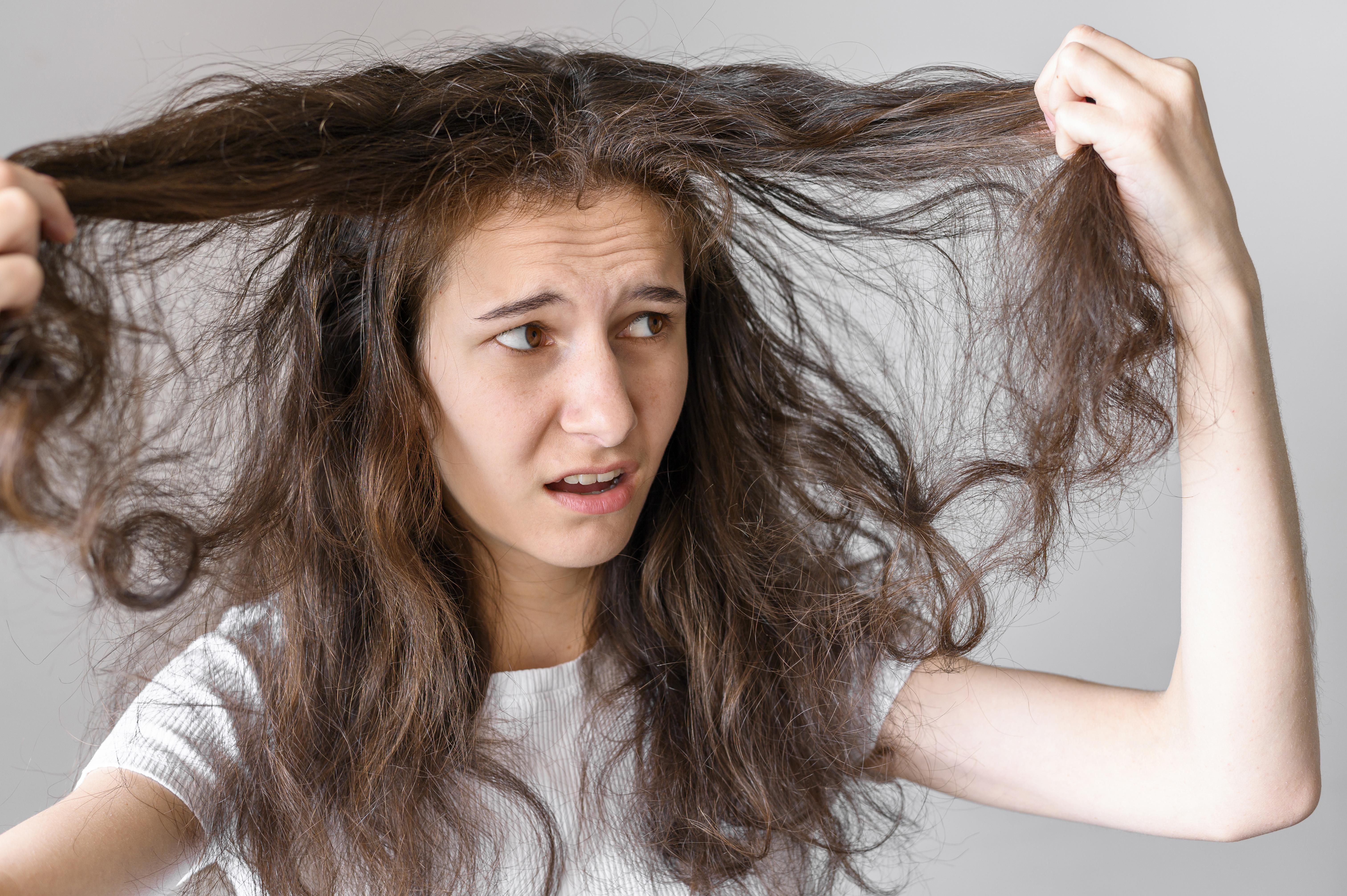 woman-worried-about-tangled-hair.jpg__PID:14660d2d-7ce2-4fda-b998-eb82c65773ac